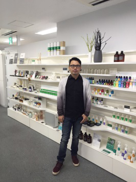October 1th-5th,2015, Mr Shen, the founder went to Japan to visit @AROMA company and training. (图1)